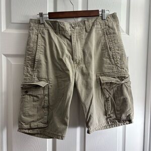 EUC Levi’s khaki shorts men’s size 30
